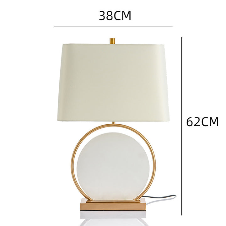 Moderne Tischlampe mit kreisförmigem Sockel und Stoffschirm