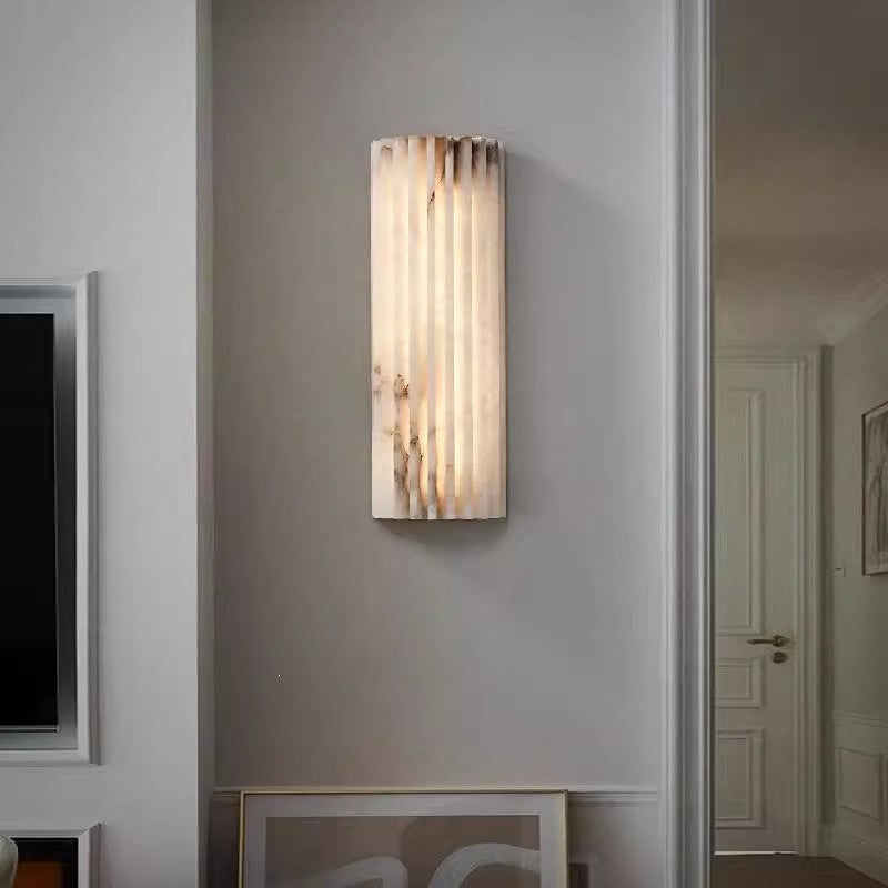 Vertikale Rillen-Wandleuchte mit Alabaster-Effekt und LED