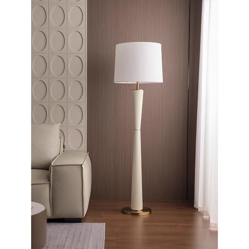 Moderne Minimalistische Stehlampe mit weichem Lichtschirm