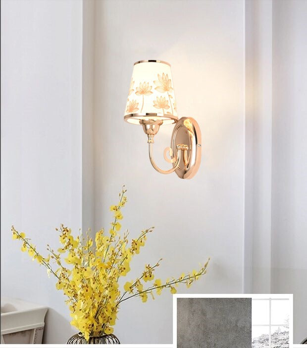 Dekorative Wandlampe mit Blumenschirm
