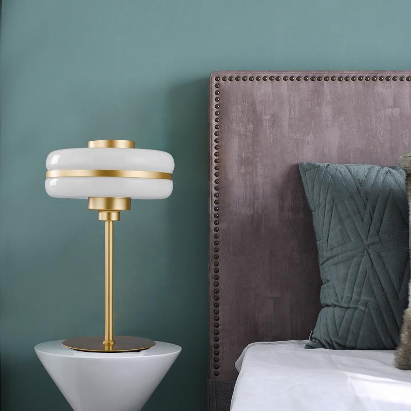 Moderne minimalistische Tischlampe mit elegantem Glasschirm