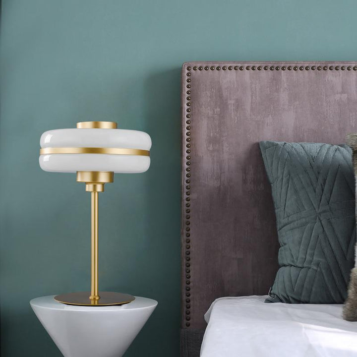 Moderne minimalistische Tischlampe mit elegantem Glasschirm