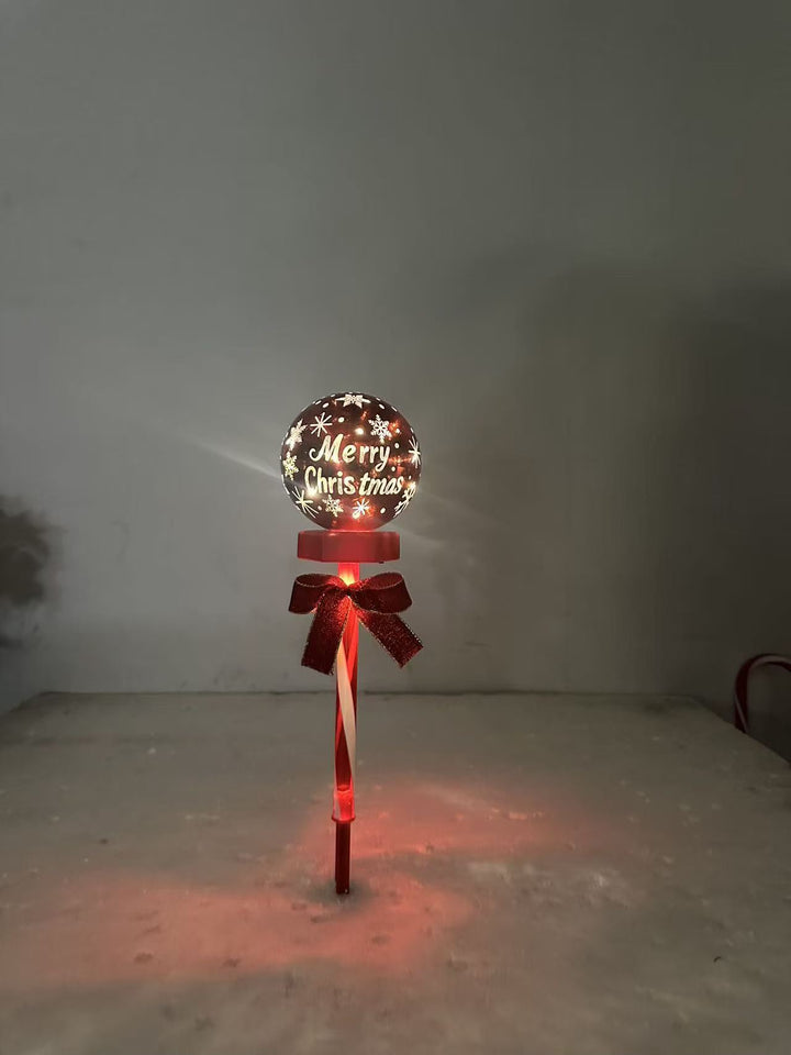 Festliche beleuchtete Weihnachtskugel mit dekorativem Sockel