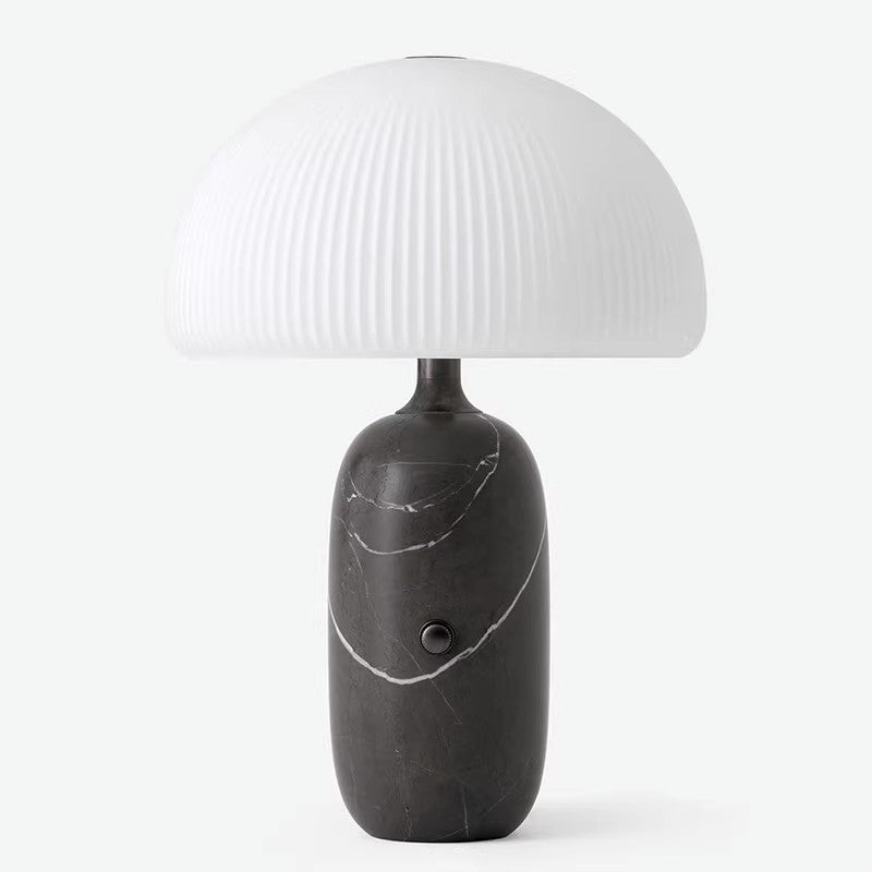 Moderne skulptierte Tischlampe mit plissiertem Schirm