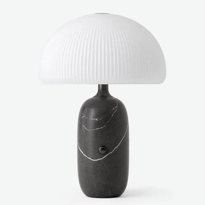 Moderne skulptierte Tischlampe mit plissiertem Schirm