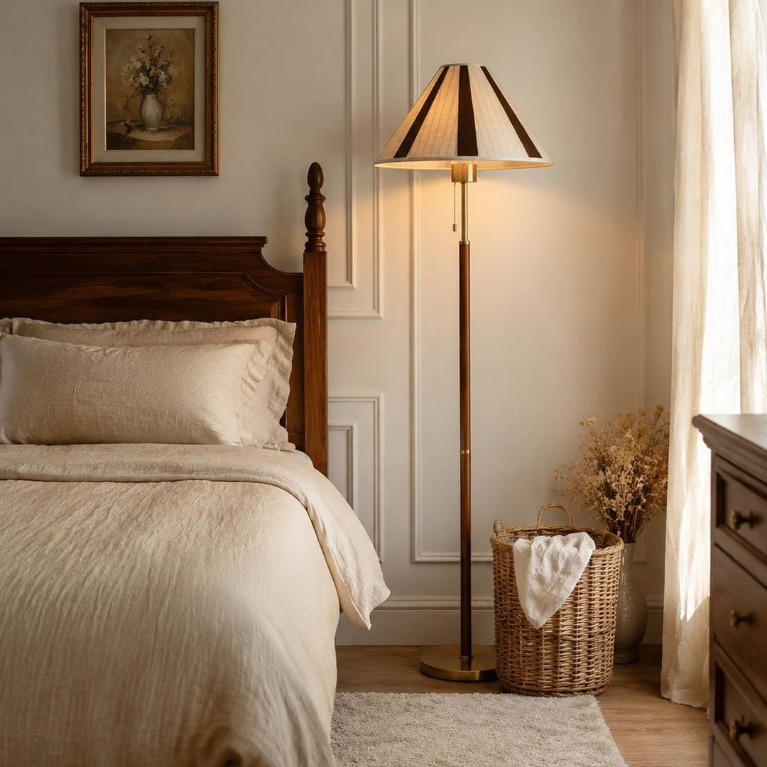 Retro-inspirierte Holzstehlampe