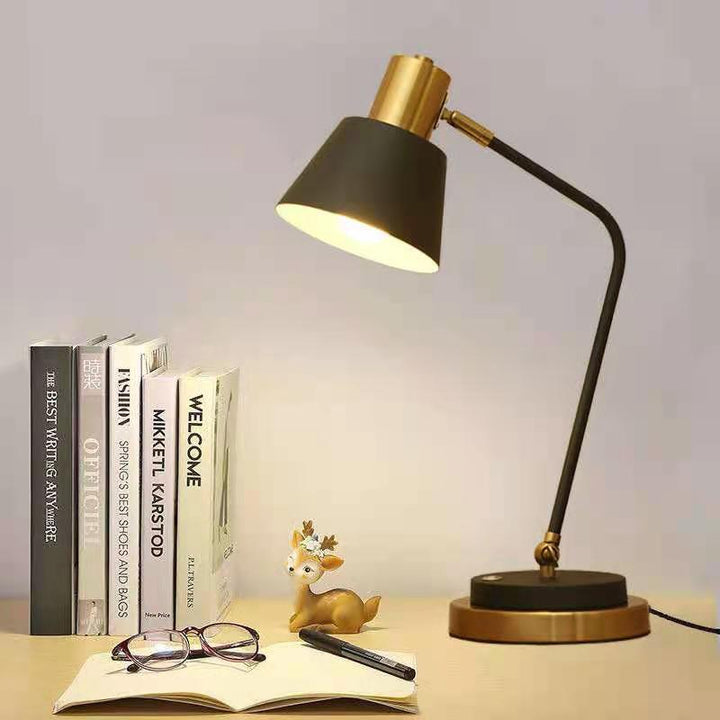 Verstellbare Metall-Schreibtischlampe mit schwenkbarem Arm und Messingakzenten