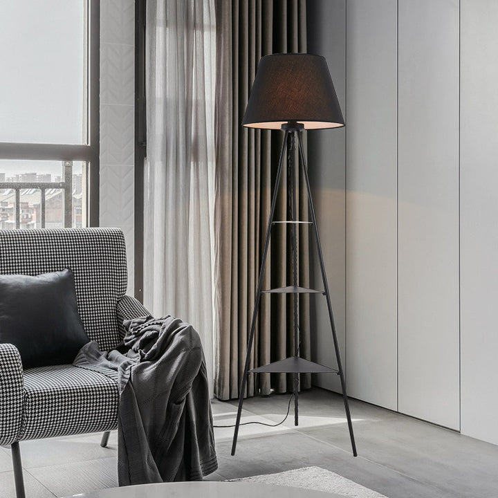 Dreieckige Stehlampe mit integrierten Regalen