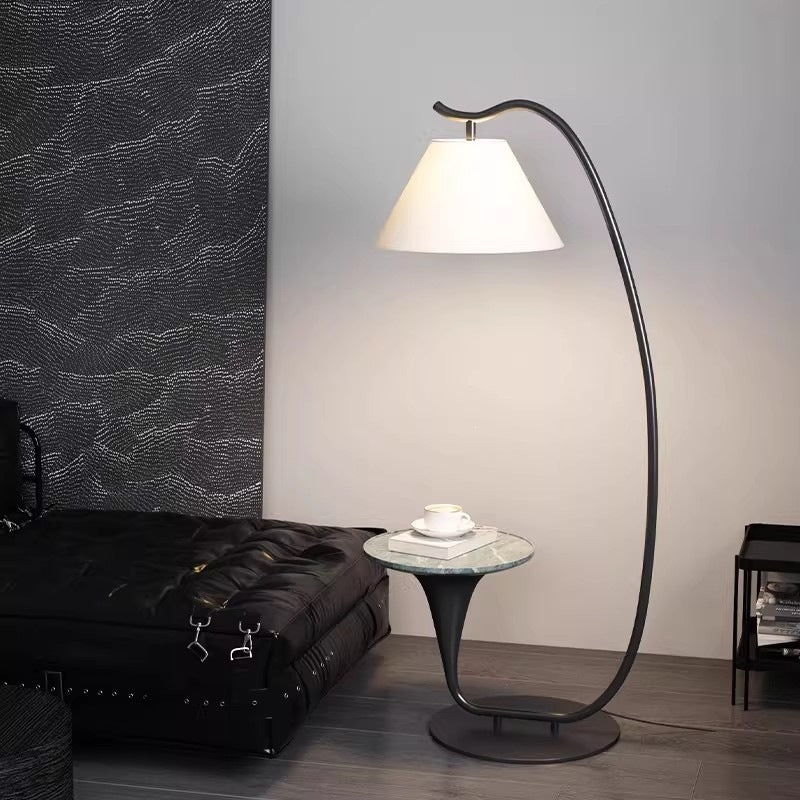 Moderne Stehlampe mit integriertem Beistelltisch