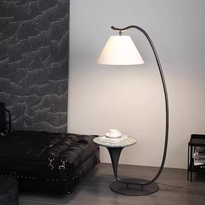 Moderne Stehlampe mit integriertem Beistelltisch