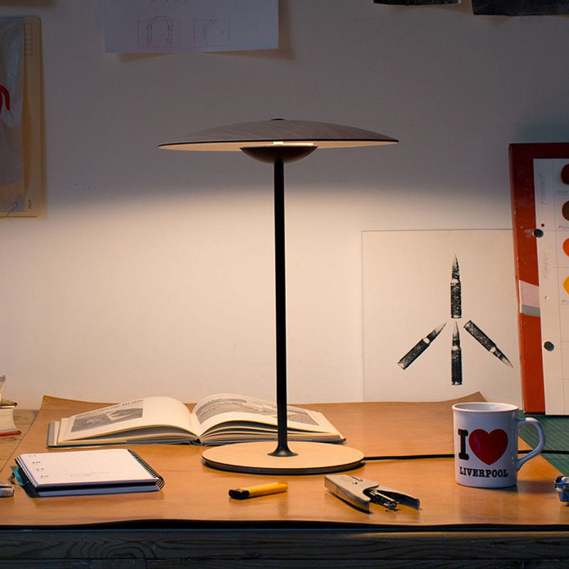 Elegante moderne Tischlampe mit minimalistischem Design