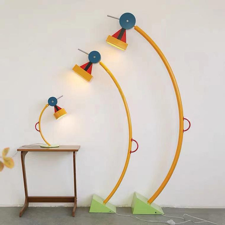 Kreative Schreibtischlampe mit verstellbarem Arm