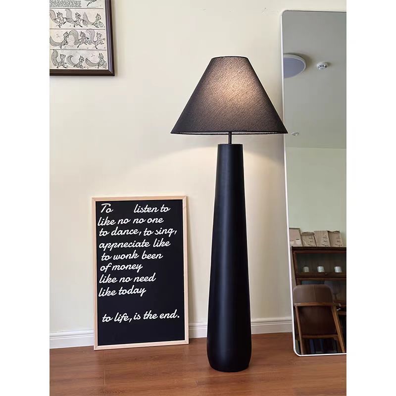 Elegante moderne Stehleuchte mit stylischem Schirm