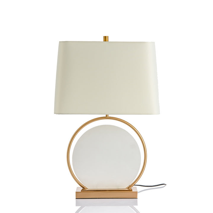 Moderne Tischlampe mit kreisförmigem Sockel und Stoffschirm