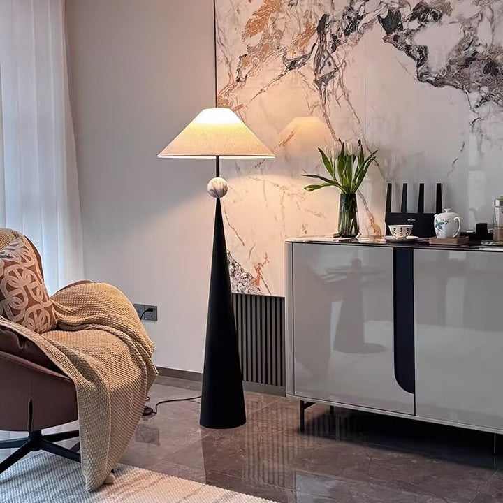 Moderne kegelartige Stehlampe