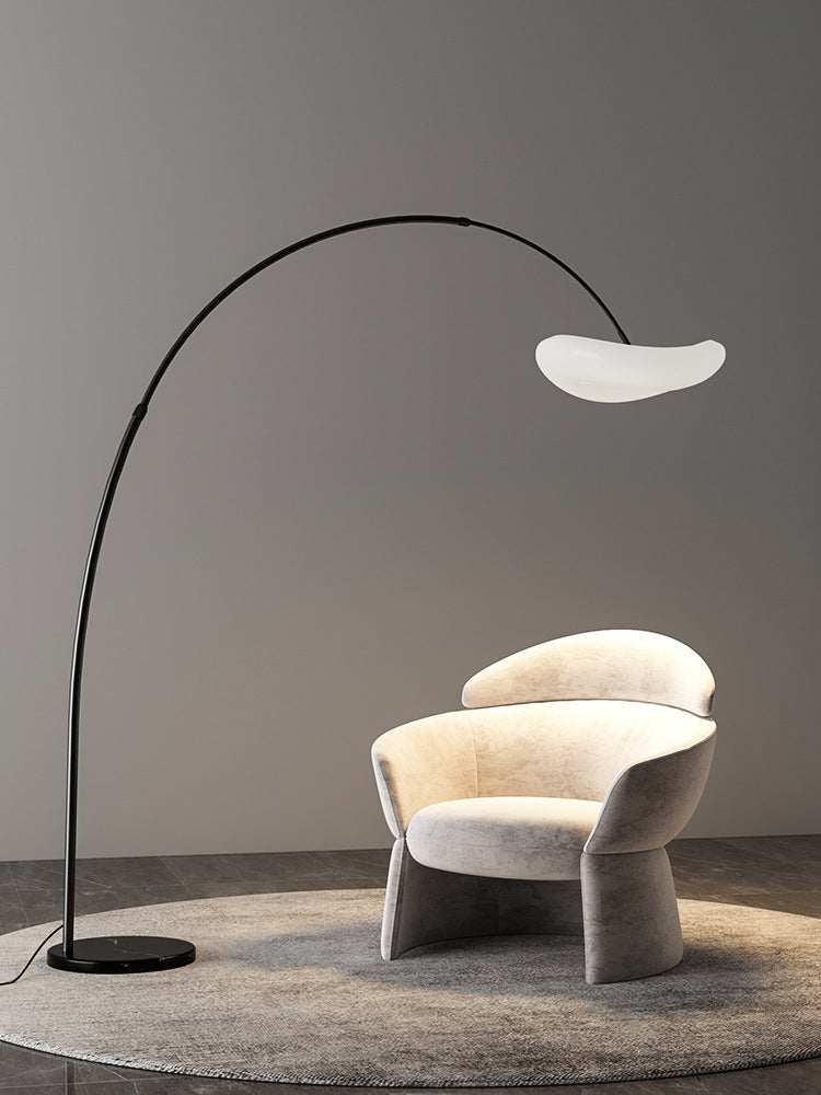 Bogen Stehlampe mit integriertem Schirm