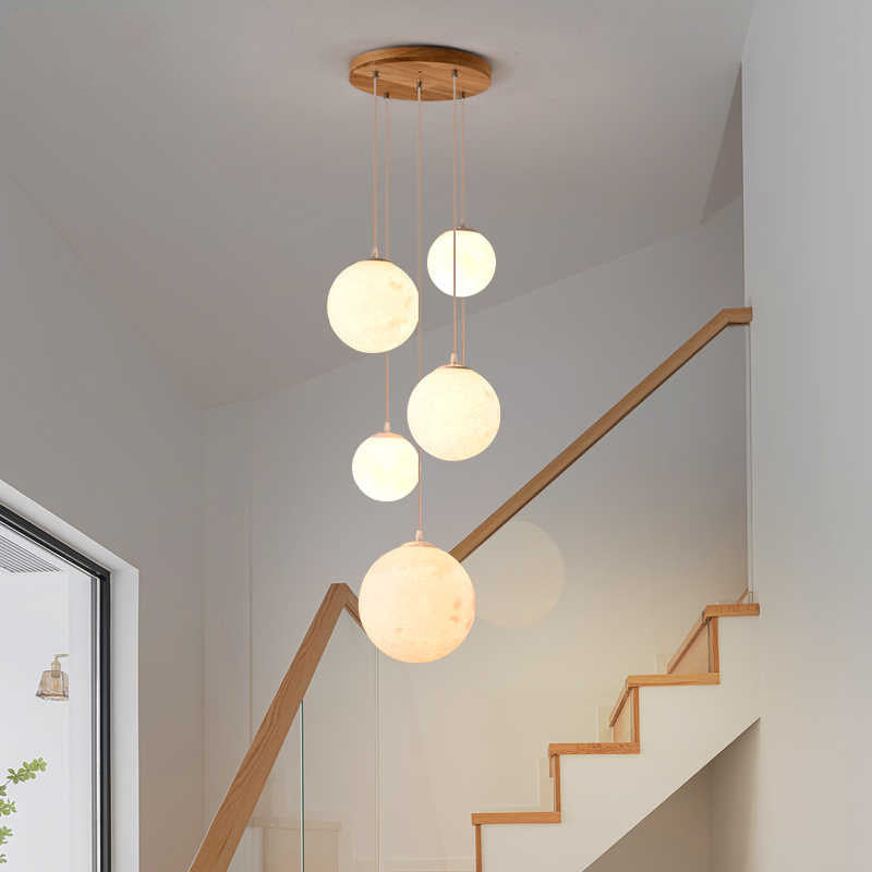 Kaskadierende Glasglobus Pendelleuchte mit Holzdecke