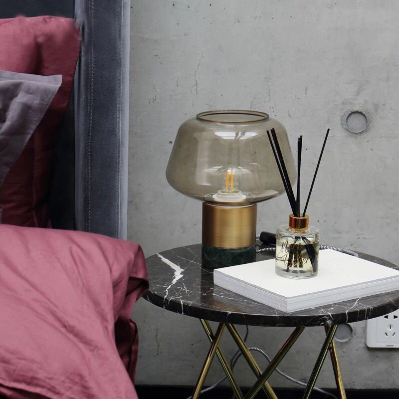 Künstlerische Tischlampe mit geometrischem Design