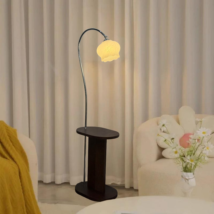Moderne Bogenfußlampe mit integriertem Beistelltisch