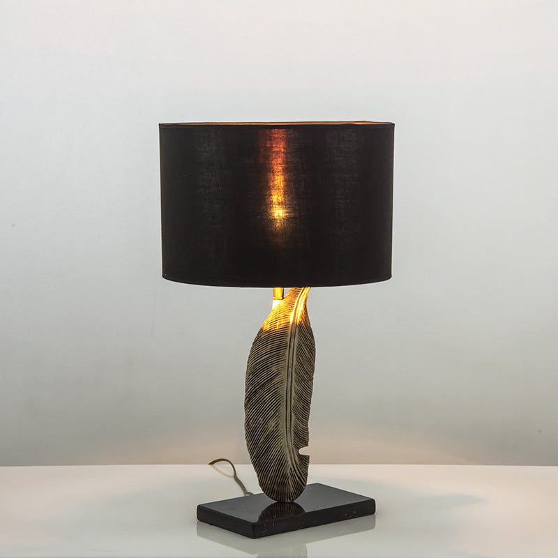 Feder-inspirierte Tischlampe