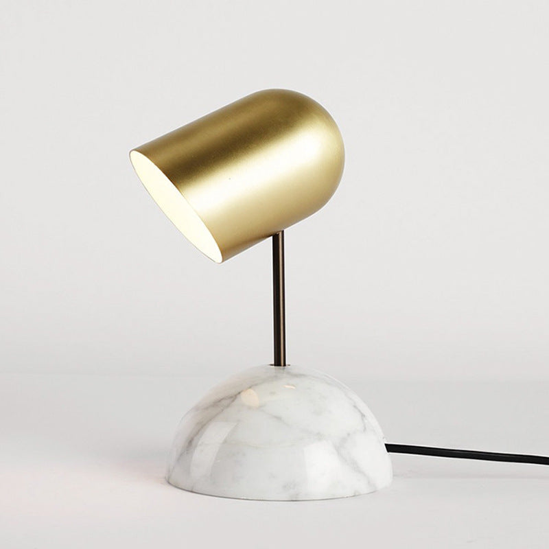 Stylische Tischlampe mit Marmorbasis und verstellbarem Schirm