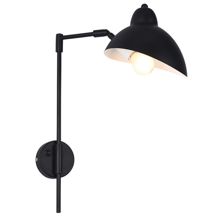 Gelenkige Wandlampe mit gebogenem Arm und schwenkbarem Glockenschirm