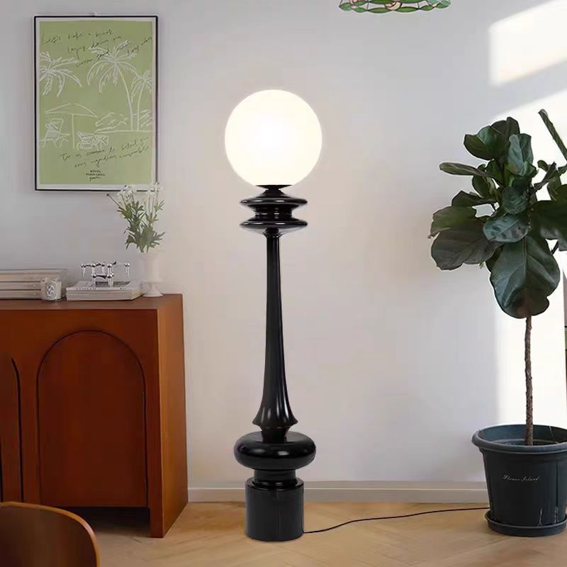 Moderne elegante Stehlampe mit künstlerischem Globenschirm