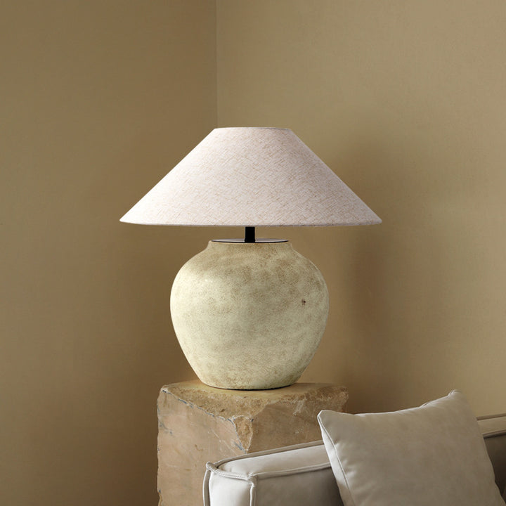 Elegante Keramik-Tischlampe mit natürlichem Stoffschirm