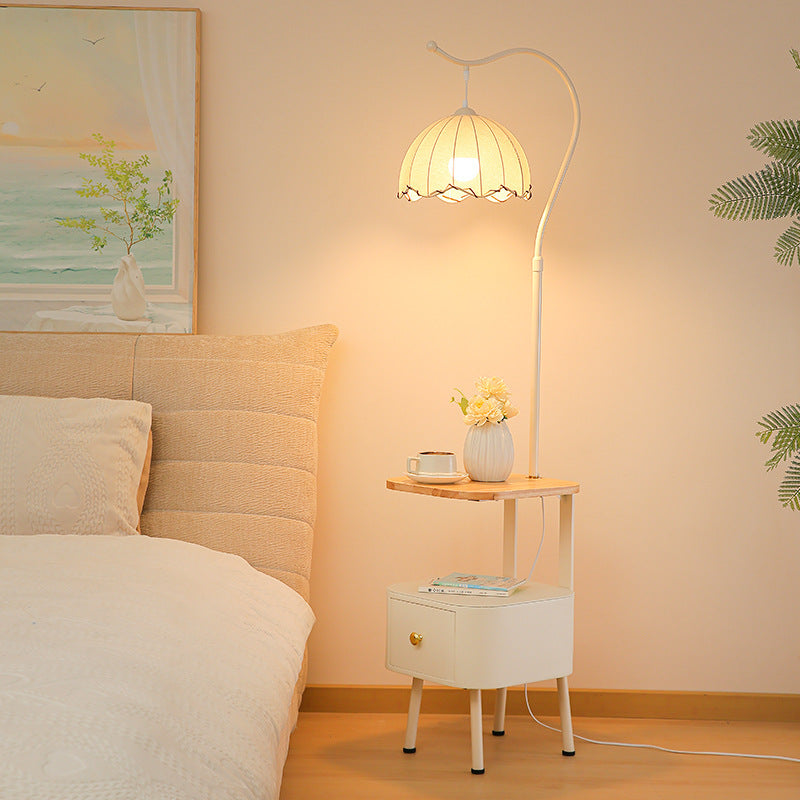 Stylische Stehlampe mit integriertem Beistelltisch