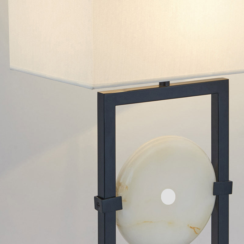 Zeitgenössische Tischlampe mit elegantem geometrischem Design