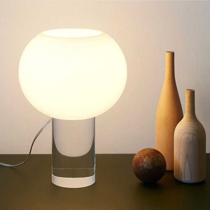 Moderne Tischlampe mit elegantem Globus-Schirm