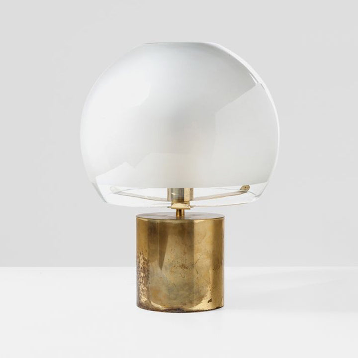 Moderne elegante Tischlampe mit goldenem Fuß