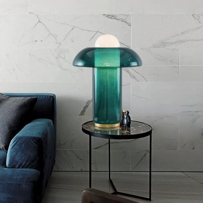 Moderne Tischlampe mit elegantem Glasschirm
