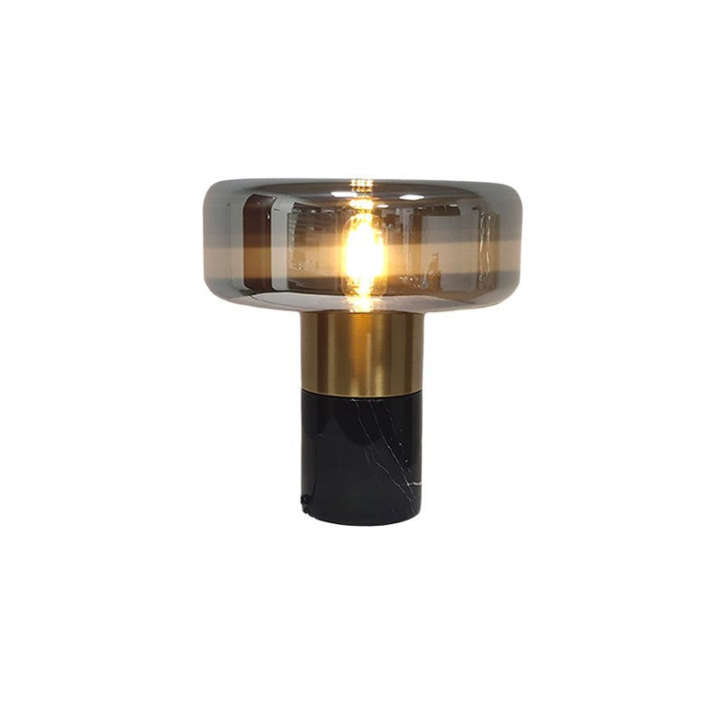 Moderne Glastischlampe mit goldenen Akzenten