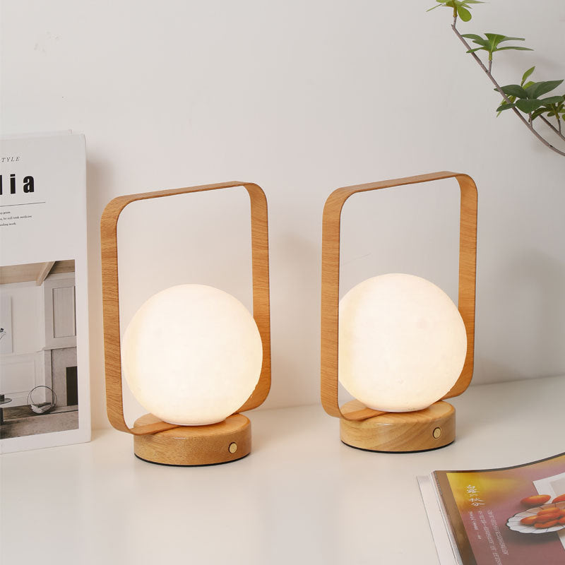 Moon Globe Ambient Tischlampe mit Holzfuß und Kupferrahmen