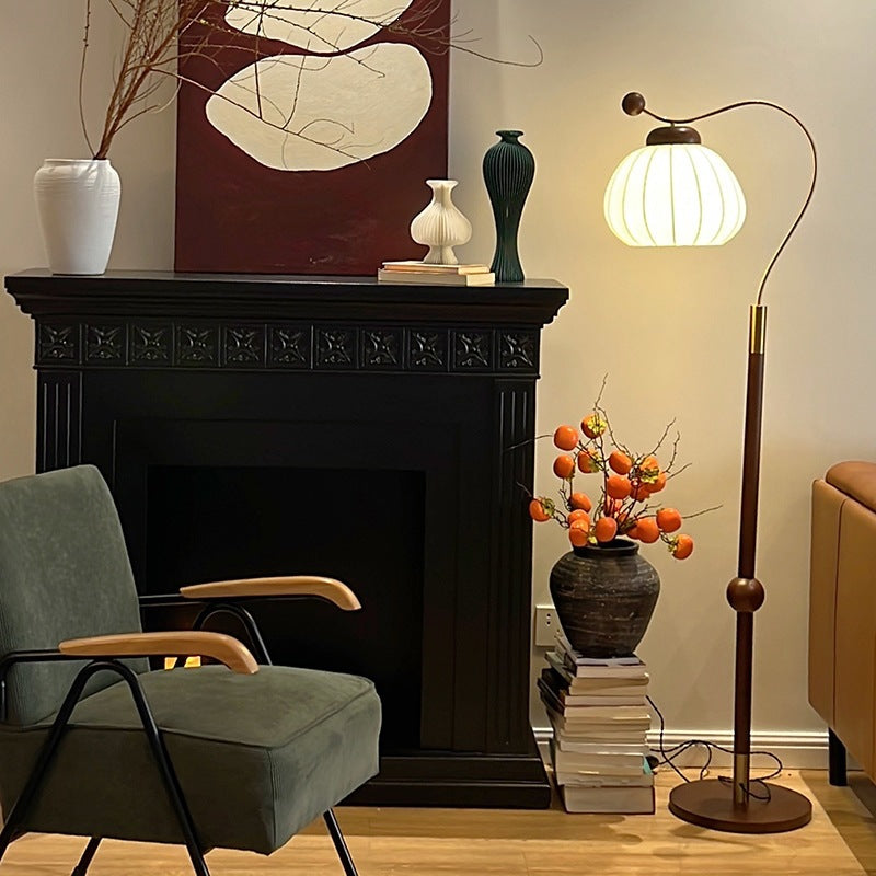 Moderne gebogene Stehlampe mit verstellbarem Schirm