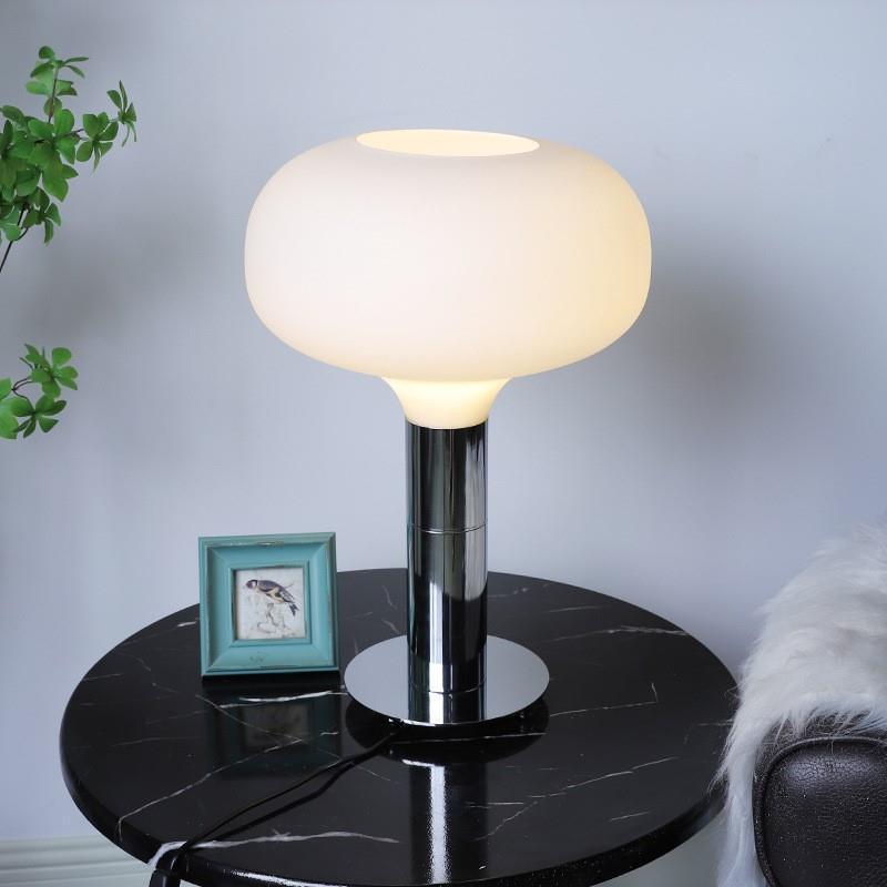Moderne Tischlampe aus Glas
