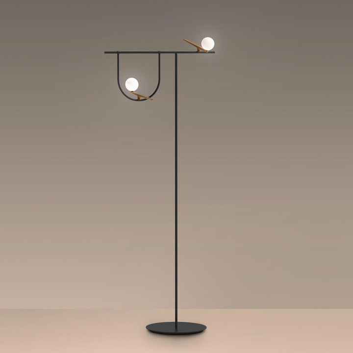 Moderne multifunktionale Stehlampe mit integriertem Beistelltisch