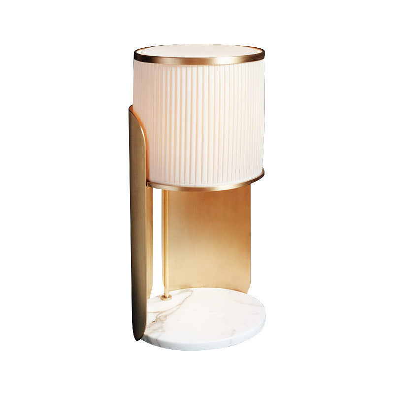 Elegante Marmorfuß Tischlampe mit gefälteter Shade