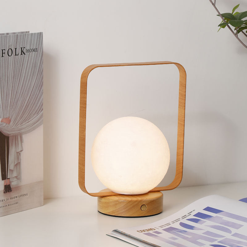 Moon Globe Ambient Tischlampe mit Holzfuß und Kupferrahmen