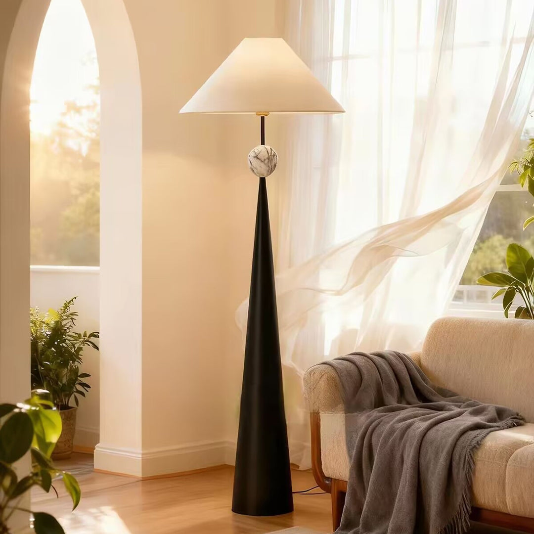 Moderne kegelartige Stehlampe