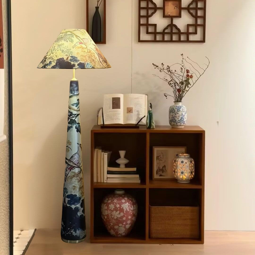Künstlerische Kegelfußlampe