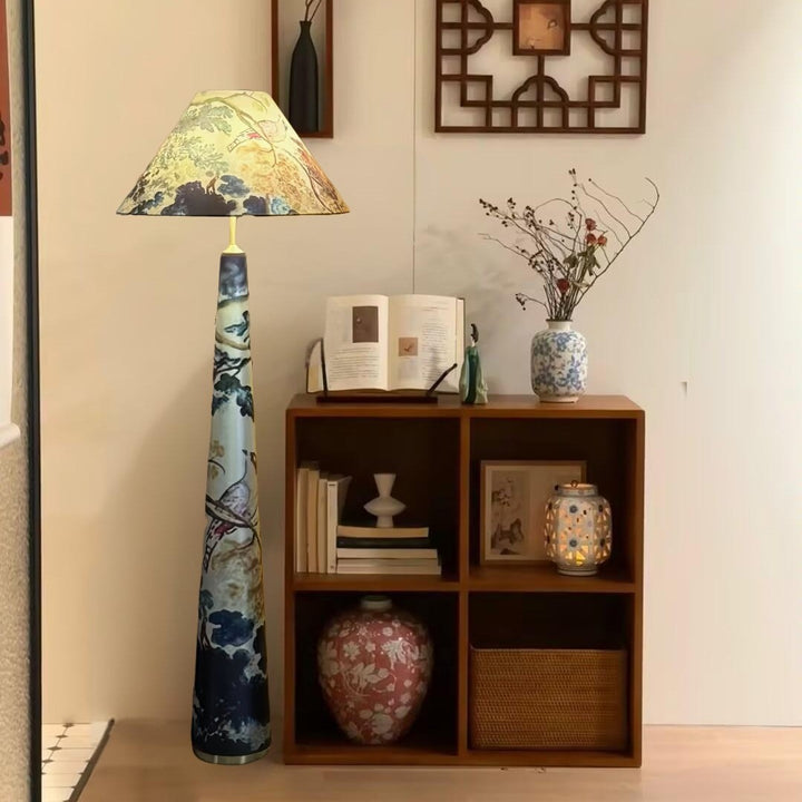 Künstlerische Kegelfußlampe