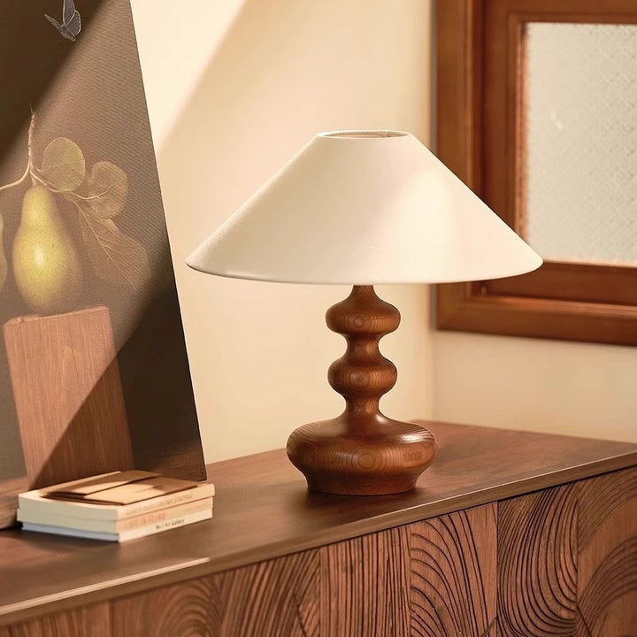 Elegante Tischlampe mit skulpturaler Basis