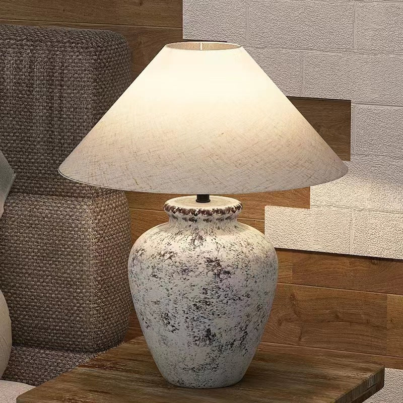 Dekorative Tischlampe mit einzigartigem Keramikfuß