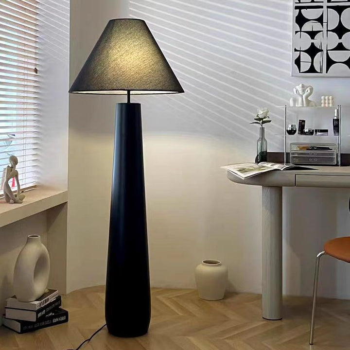 Elegante moderne Stehleuchte mit stylischem Schirm