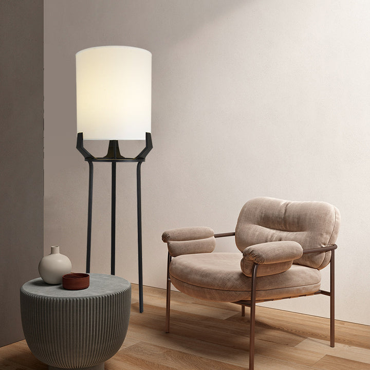 Moderne Stehlampe mit einstellbarer Helligkeit