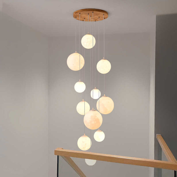 Kaskadierende Glasglobus Pendelleuchte mit Holzdecke