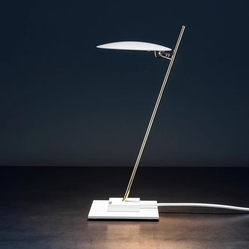 Moderne Minimalistische Tischlampe mit verstellbarem Arm