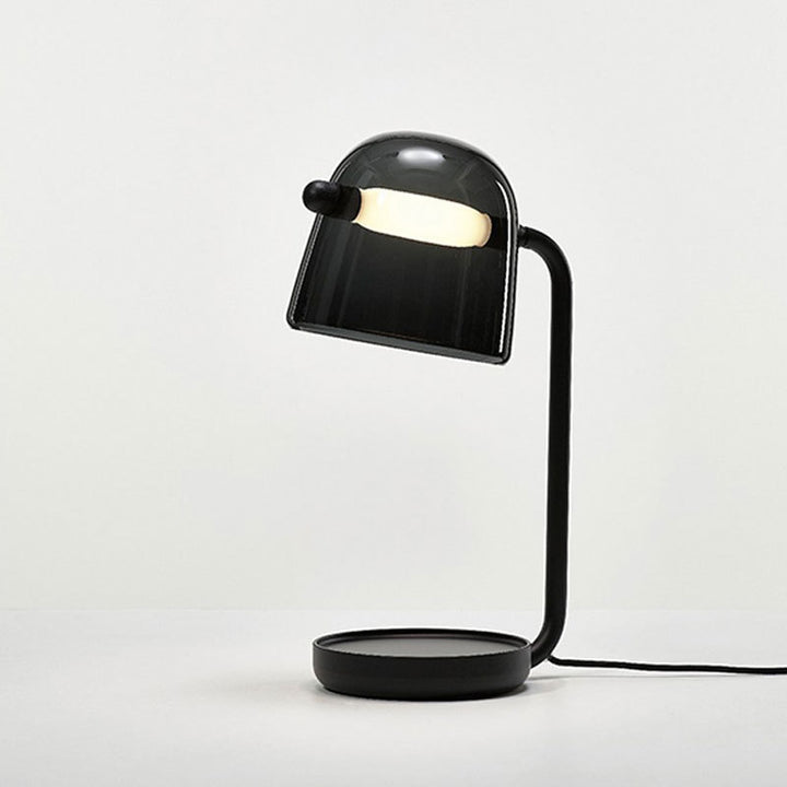 Moderne Tischlampe mit verstellbarem Schirm